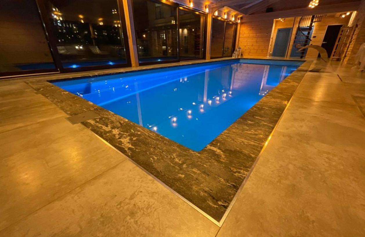 Модель:  Ксабия
Размер:  Длина: 10,9 м. Ширина: 4,04 м. Глубина: 1.4-1.85 м. Объем: 66 м³
Цвет:  Стратосфера
Бордюрный камень:  НАТУРАЛЬНЫЙ КАМЕНЬ Амфиболит гранатовый